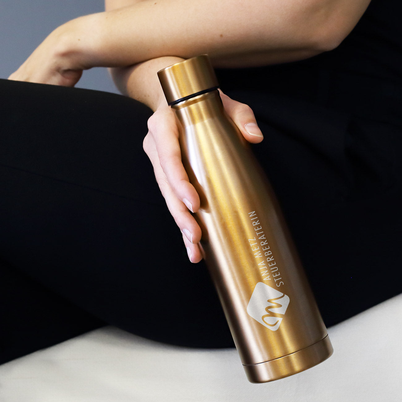Gravierte Thermosflasche mit Logo in Kupfer