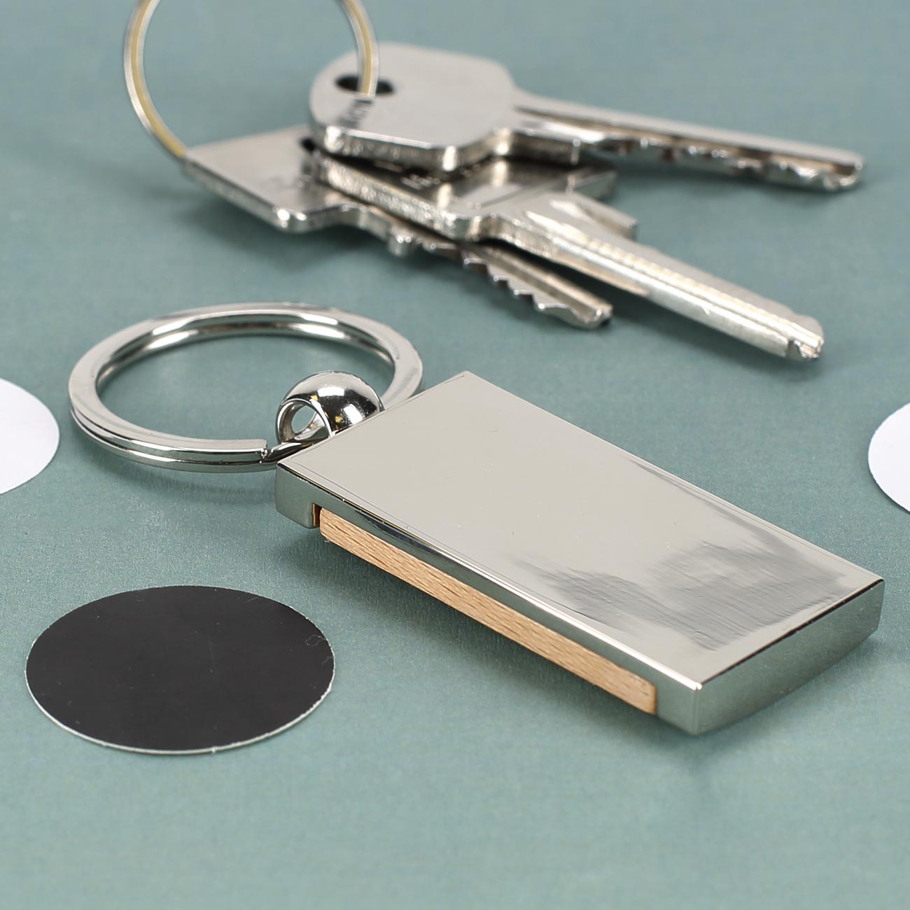 Metall Schlüsselanhänger mit graviertem Holzeinsatz und eigenem Firmen- und Unternehmenslogo Rückseite