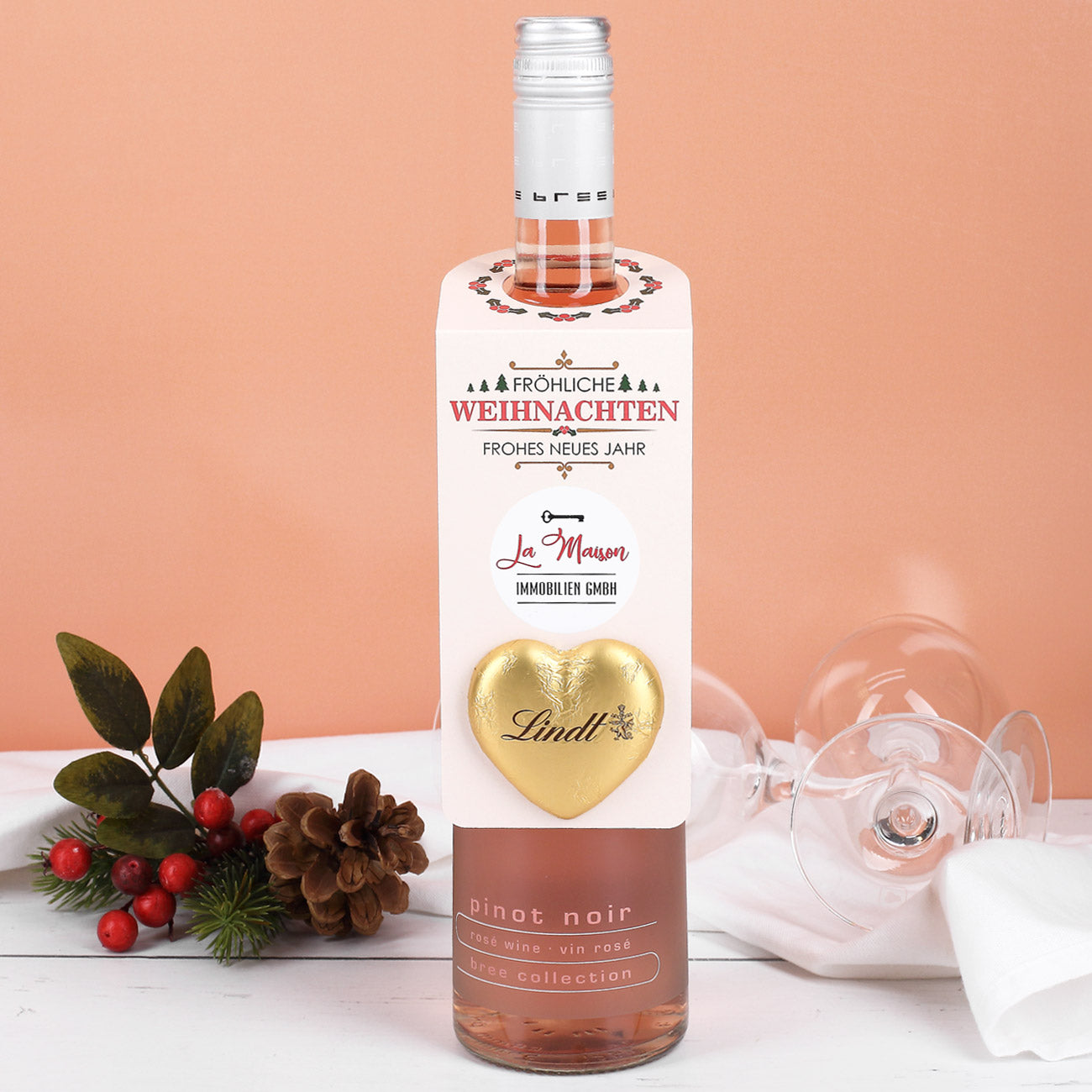 Flaschenanhänger zu Weihnachten mit Firmenlogo und Lindt Herzen