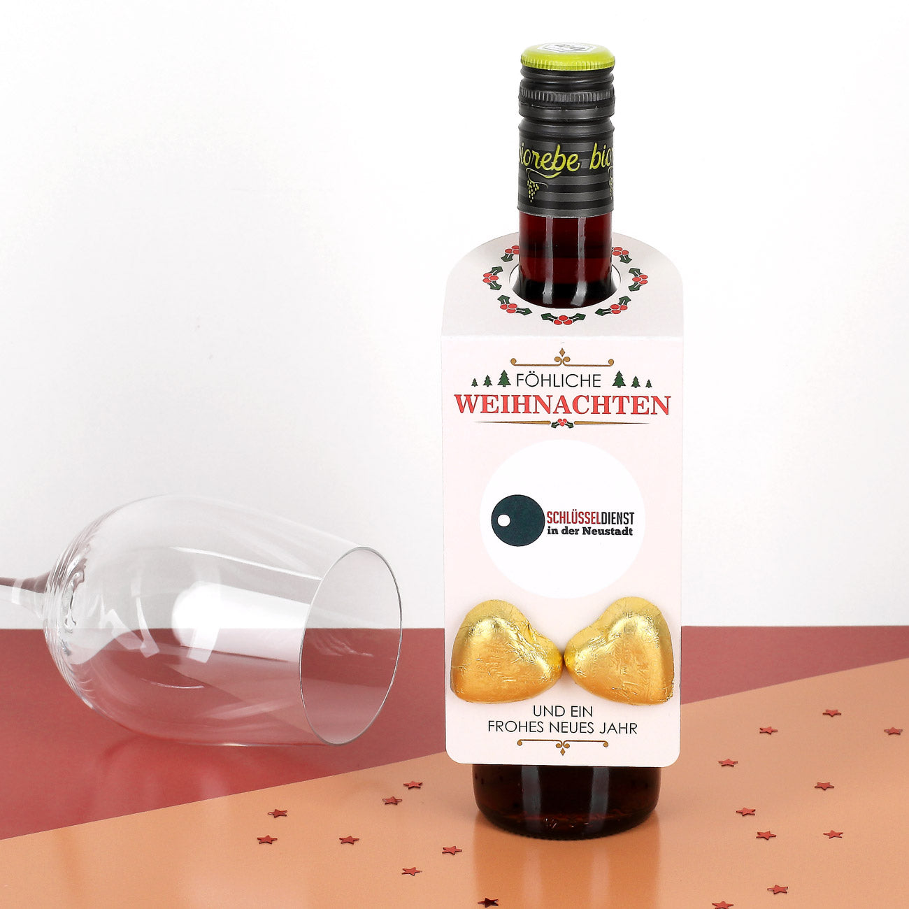 Flaschenanhänger zu Weihnachten mit Firmenlogo und Lindt Herzen