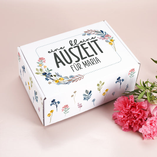 Geschenkbox aus Pappe mit "eine kleine Auszeit" Motiv und Wunschtext