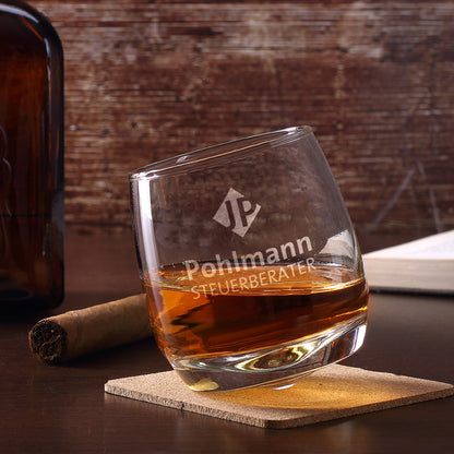 Schräg stehendes Whiskyglas inkl. Gravur des Logos