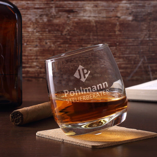 Schräg stehendes Whiskyglas inkl. Gravur des Logos
