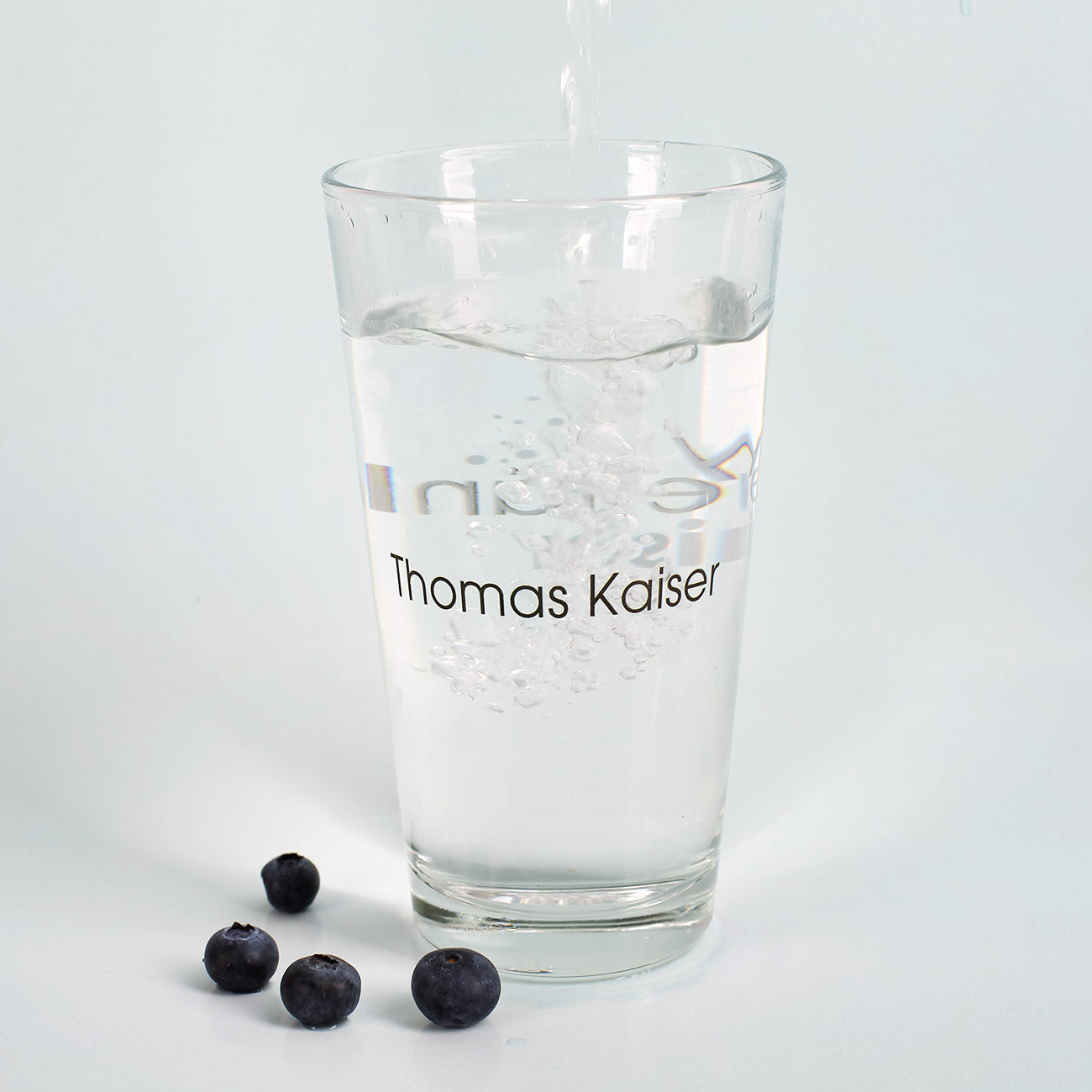 Bedrucktes Trinkglas mit Name und Logo