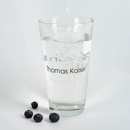 Bedrucktes Trinkglas mit Name und Logo