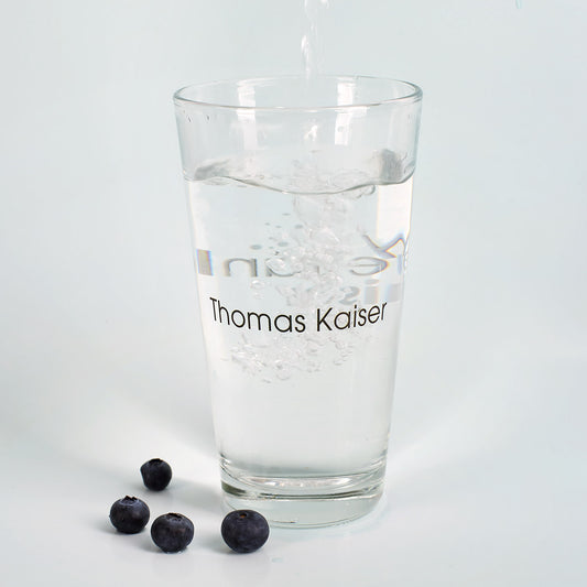 Bedrucktes Trinkglas mit Name und Logo