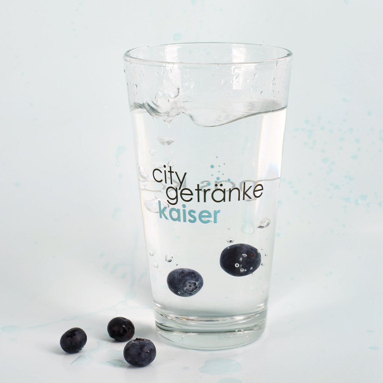 Bedrucktes Trinkglas mit Name und Logo