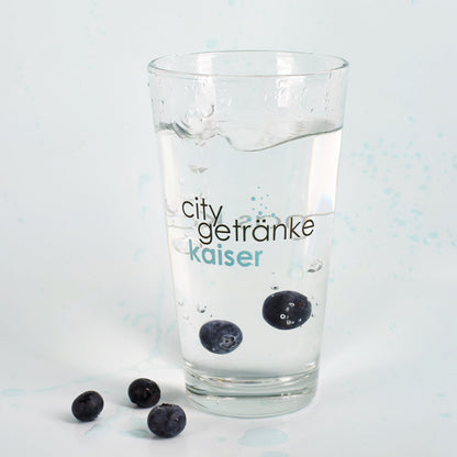 Bedrucktes Trinkglas mit Name und Logo