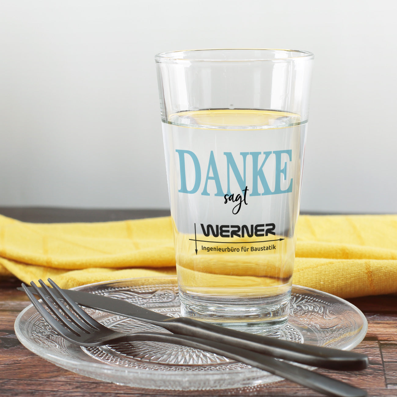 Bedrucktes Trinkglas "Danke" mit Wunschtext und Logo