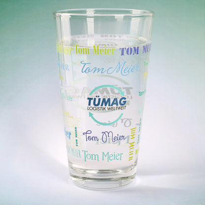 Trinkglas mit Name in verschiedenen Schriftarten und Logo bedruckt