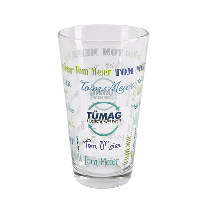 Trinkglas mit Name in verschiedenen Schriftarten und Logo bedruckt