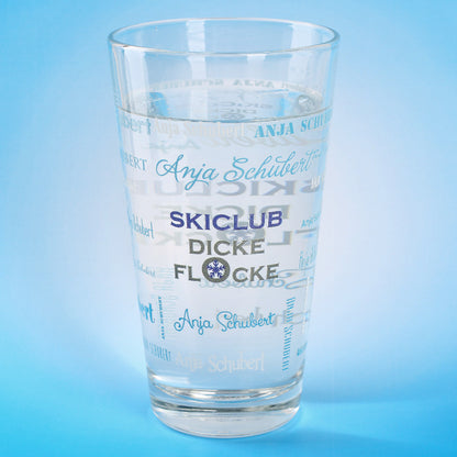 Trinkglas mit Name in verschiedenen Schriftarten und Logo bedruckt