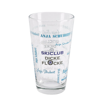 Trinkglas mit Name in verschiedenen Schriftarten und Logo bedruckt