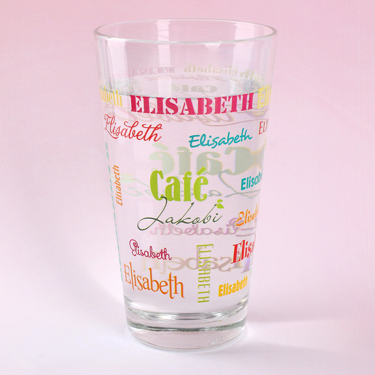 Trinkglas mit Name in verschiedenen Schriftarten und Logo bedruckt