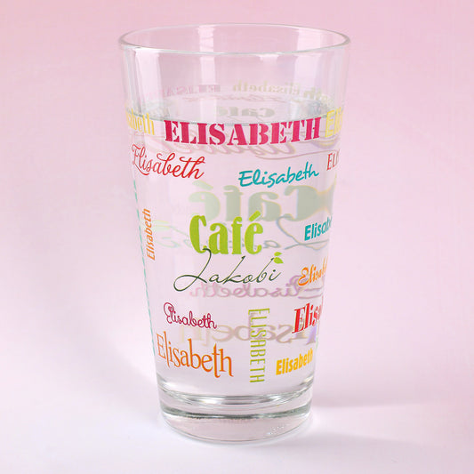 Trinkglas mit Name in verschiedenen Schriftarten und Logo bedruckt