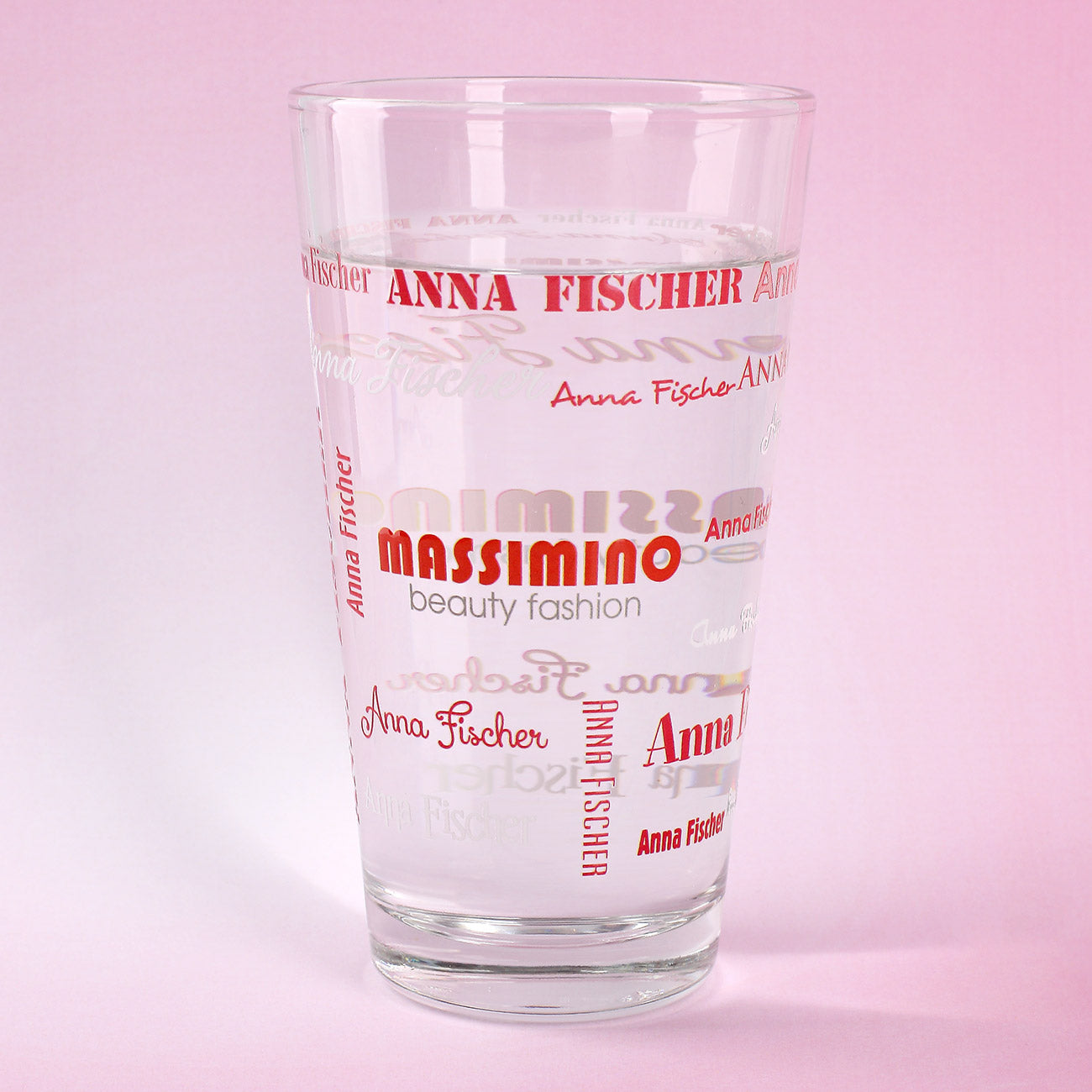 Trinkglas mit Name in verschiedenen Schriftarten und Logo bedruckt