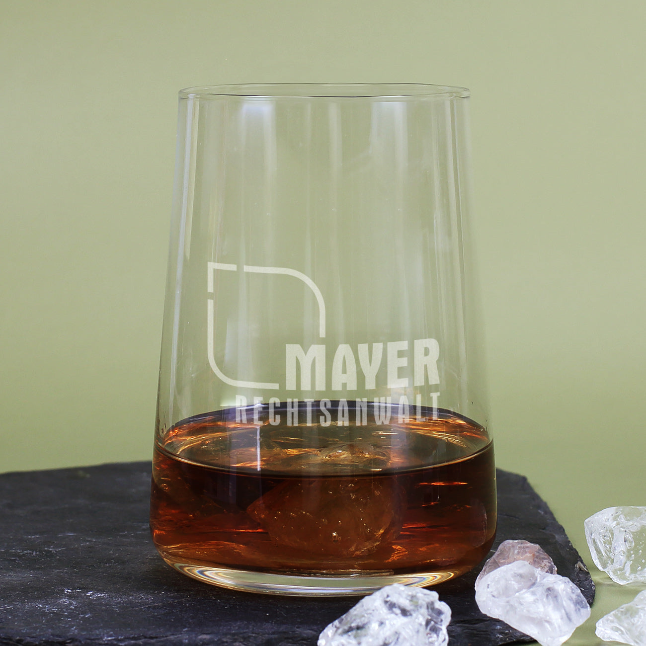 Modernes Trinkglas mit Logogravur