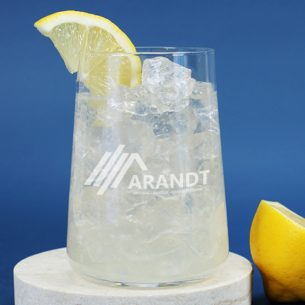 Modernes Trinkglas mit Logogravur