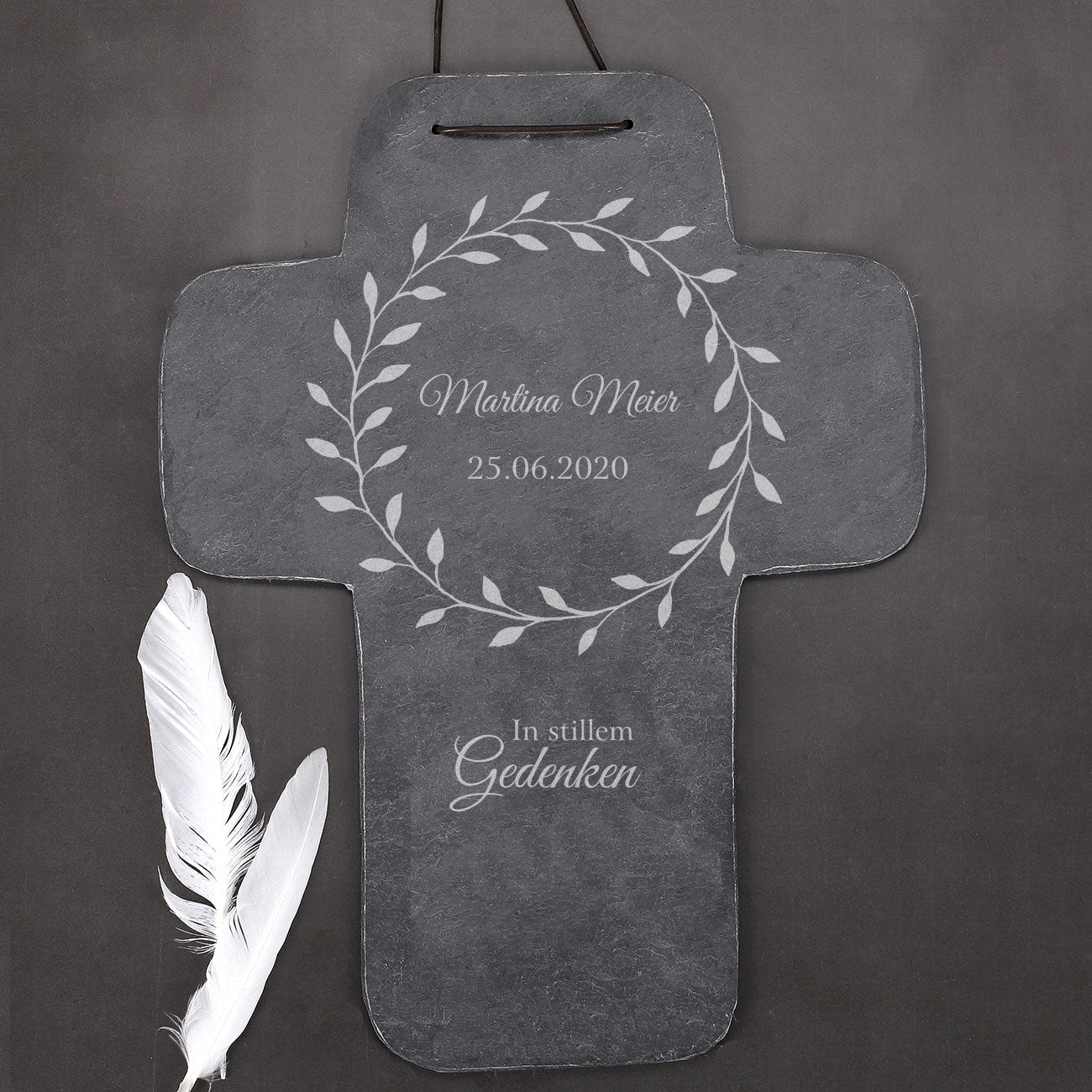 Schieferkreuz zum Gedenken mit Name und Lebensdaten