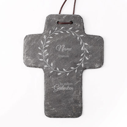 Schieferkreuz zum Gedenken mit Name und Lebensdaten