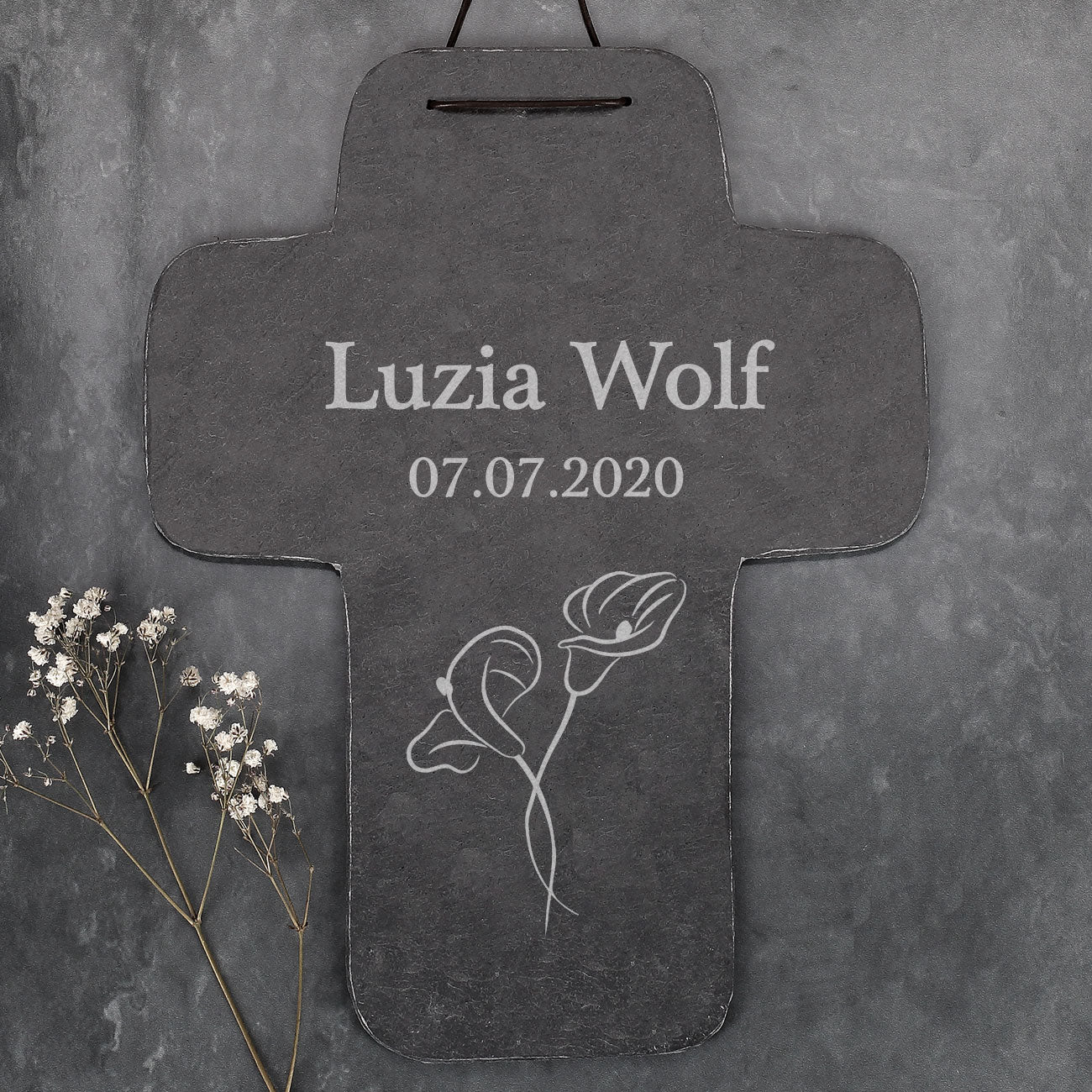Gedenkkreuz mit Name und Datum – Calla Blume