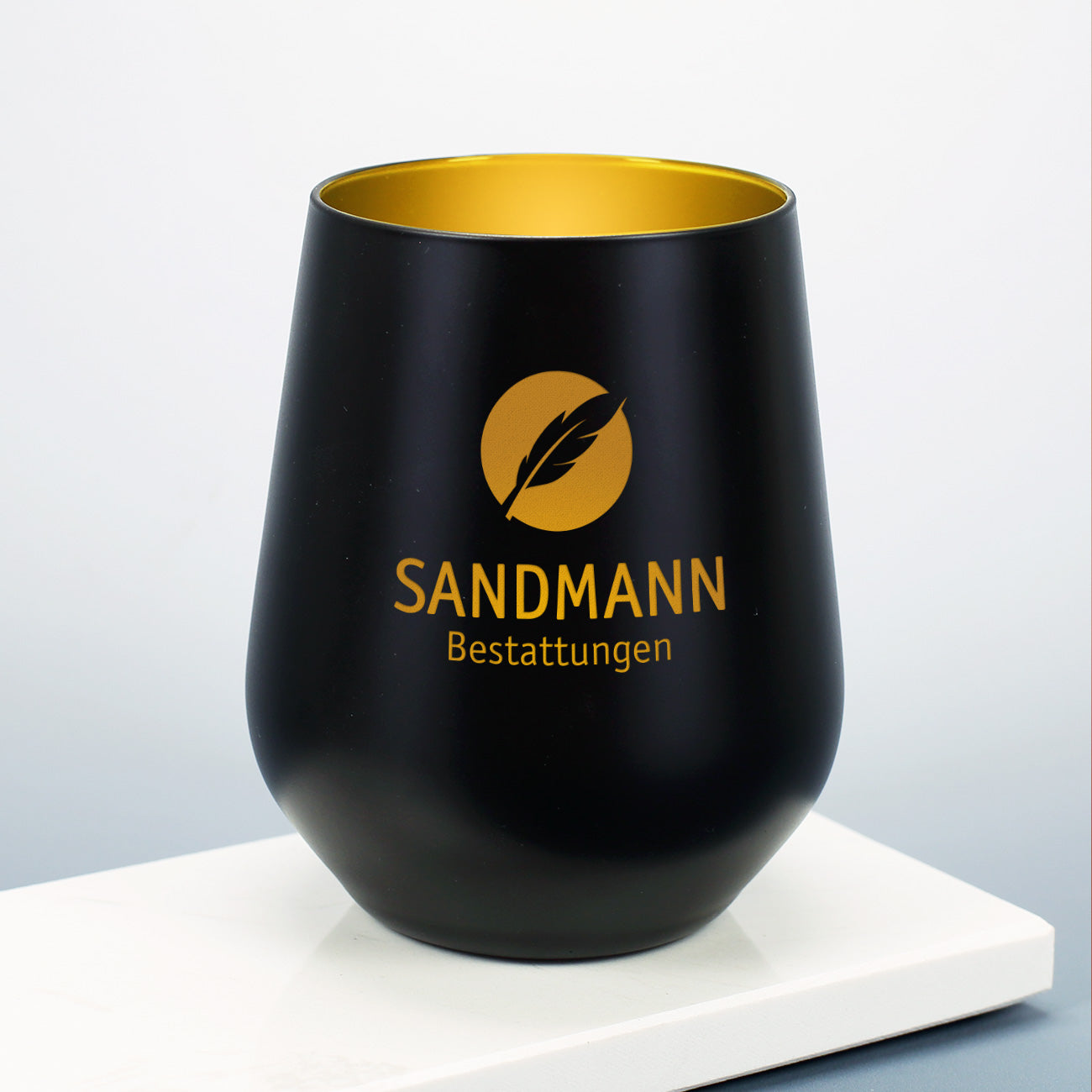 Schwarzes Windlicht mit Gravur des Logos