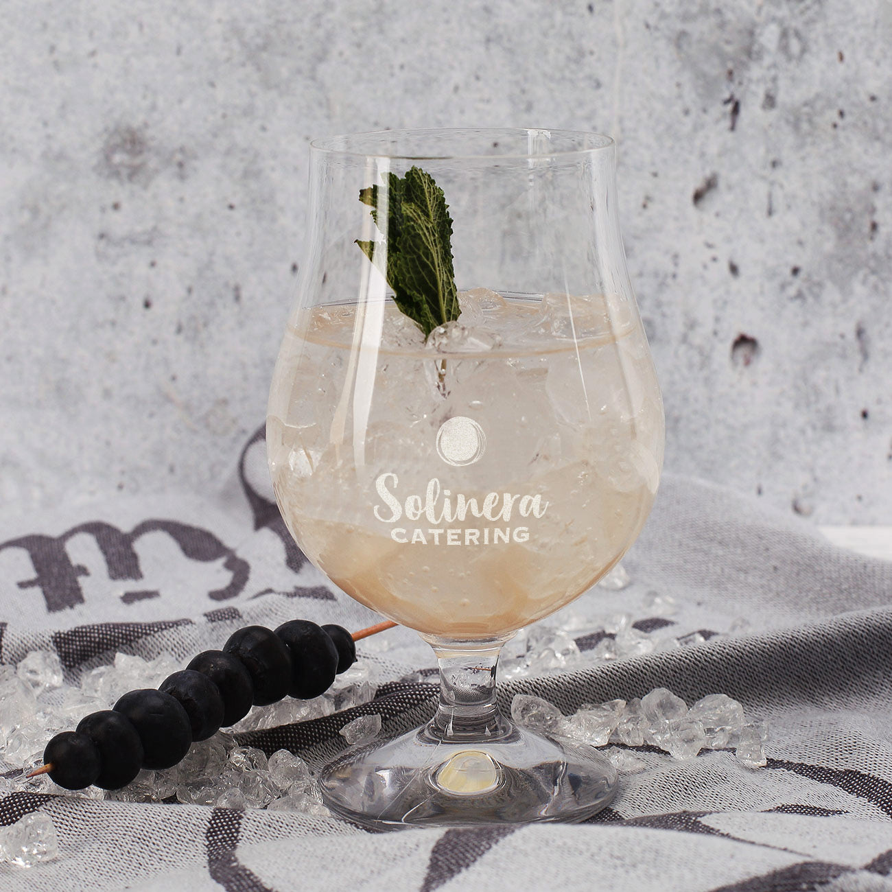 bauchiges Cocktailglas mit Gravur des Logos