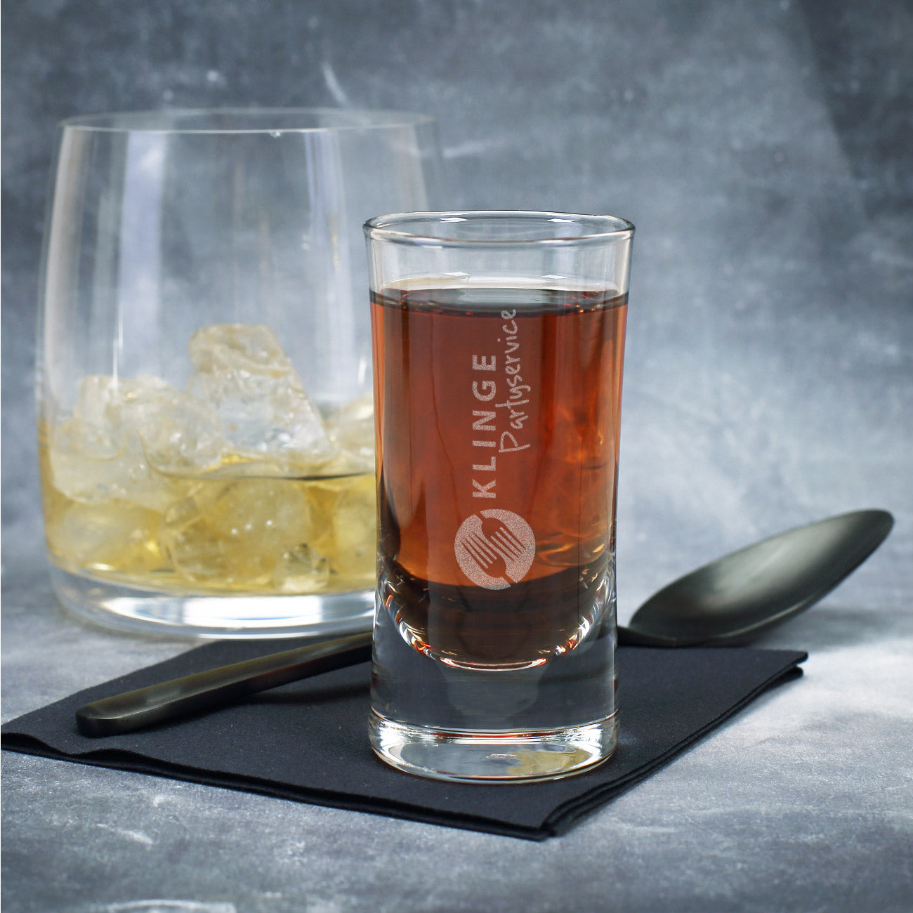 Logo-Gravur auf Schnapsglas