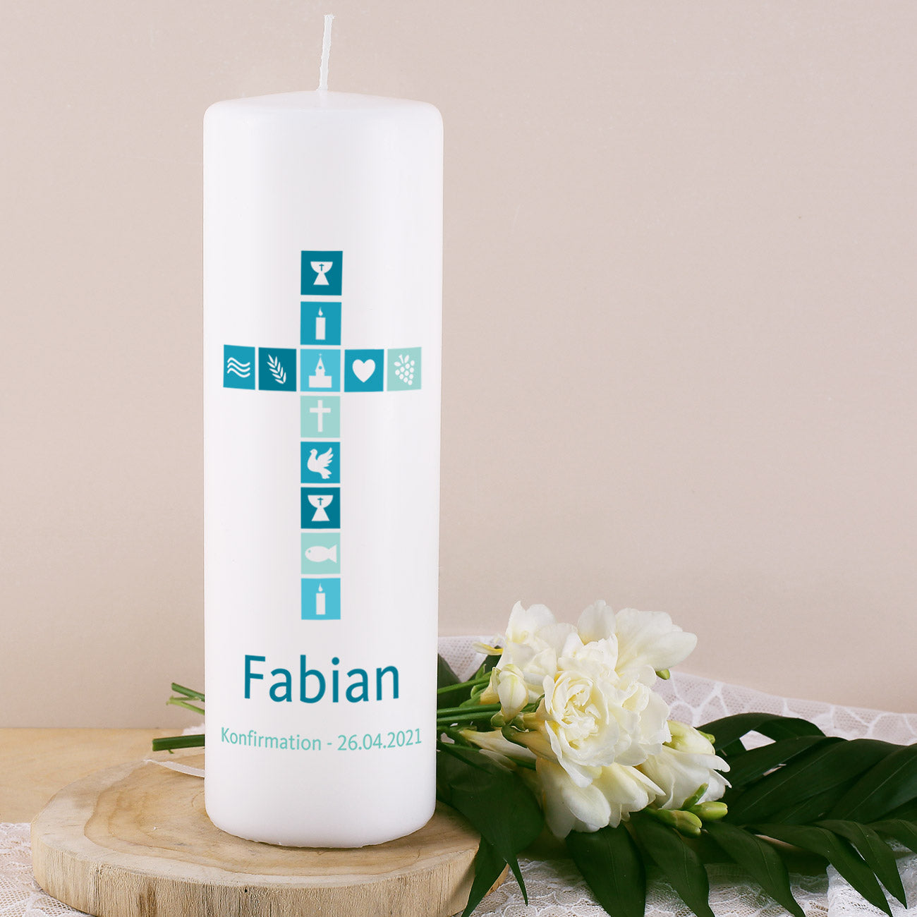 Konfirmationskerze mit Kreuz-Motiv in blau mit Name und Wunschtext personalisiert