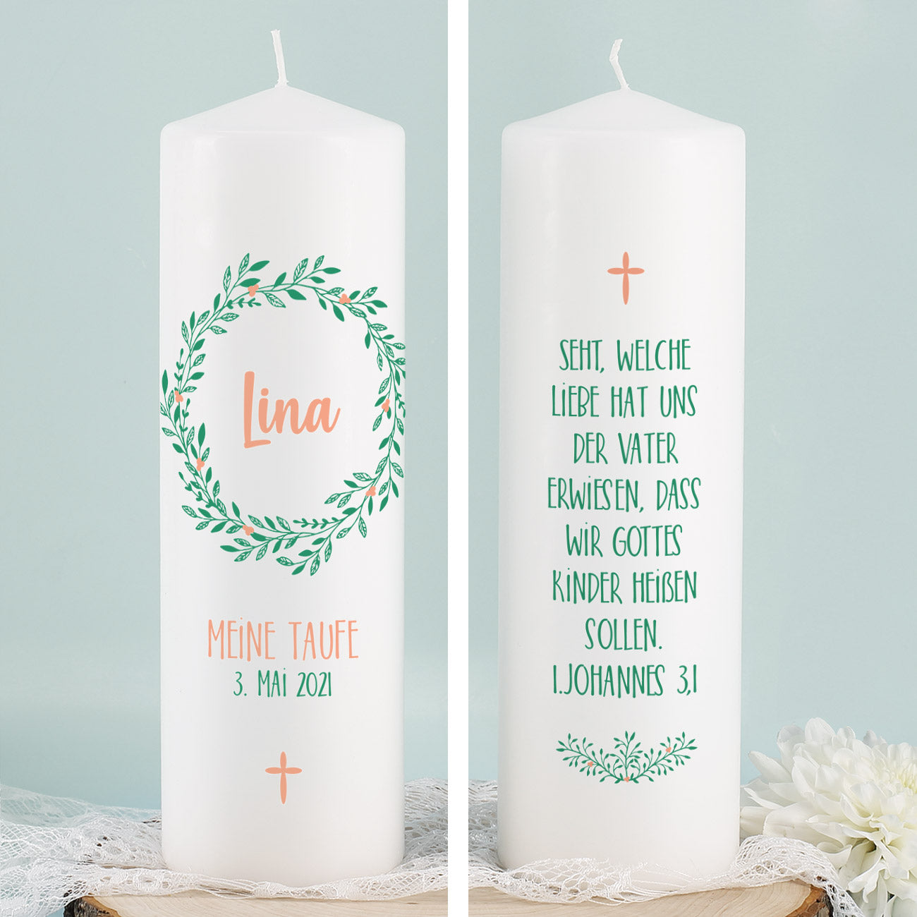 Kerze mit einem Kranz aus Zweigen für religiöse Anlässe mit Name, Datum und Wunschtext