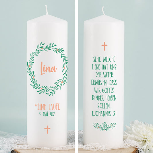 Kerze mit einem Kranz aus Zweigen für religiöse Anlässe mit Name, Datum und Wunschtext