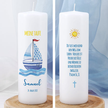 Taufkerze mit Segelboot-Motiv in blau mit Name, Datum und Wunschtext