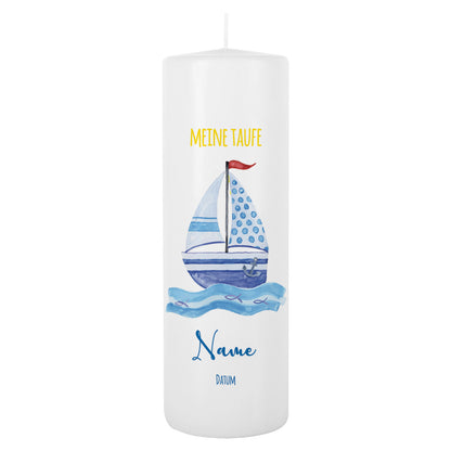 Taufkerze mit Segelboot-Motiv in blau mit Name, Datum und Wunschtext