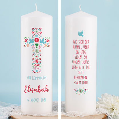 Kommunionkerze mit einem Kreuz aus verschiedenen Symbolen mit Name, Datum und Wunschtext
