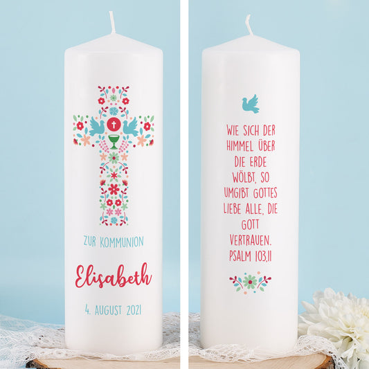 Kommunionkerze mit einem Kreuz aus verschiedenen Symbolen mit Name, Datum und Wunschtext