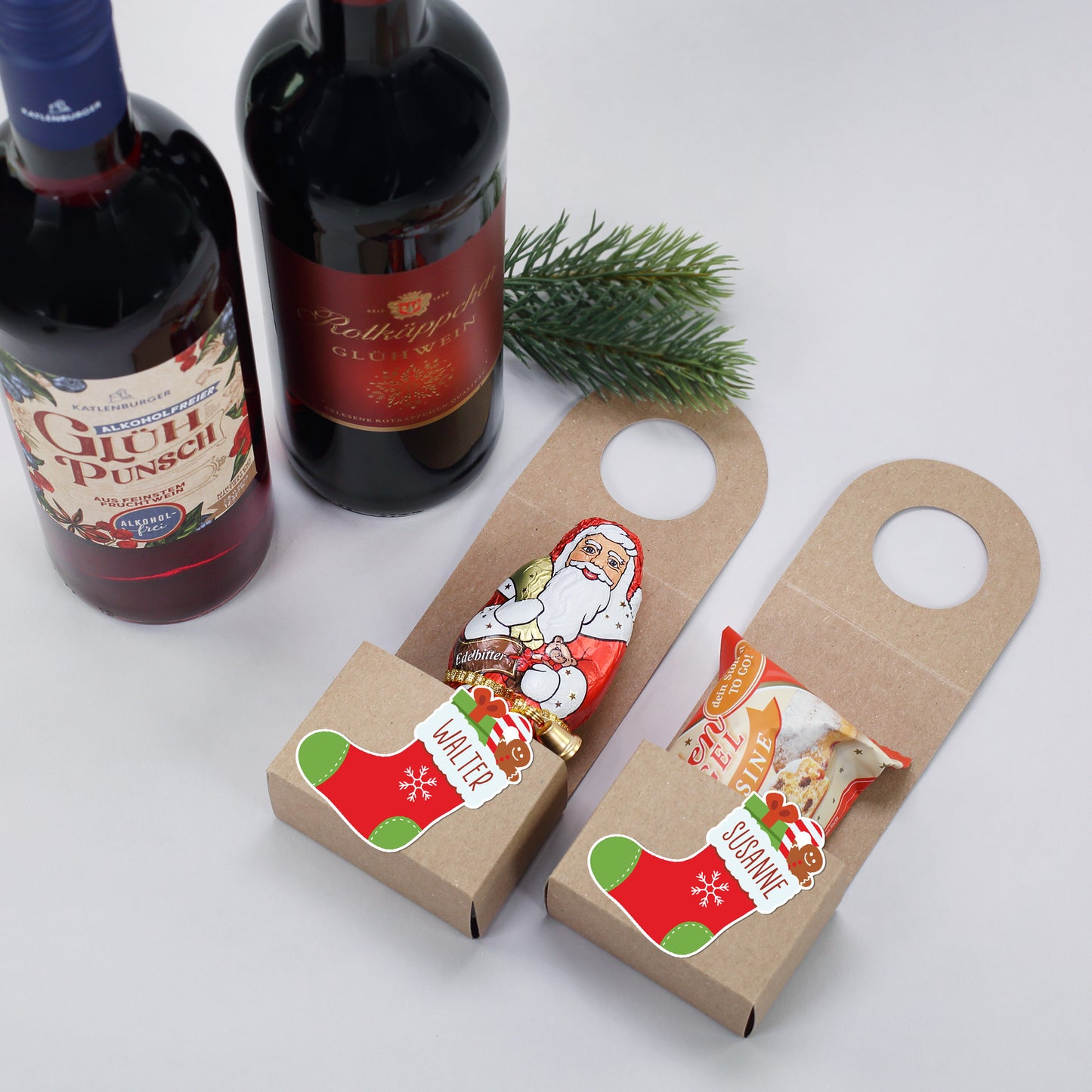 Flaschenanhänger "Stiefel" mit Wunschname und Stollen oder Schokoweihnachtsmann