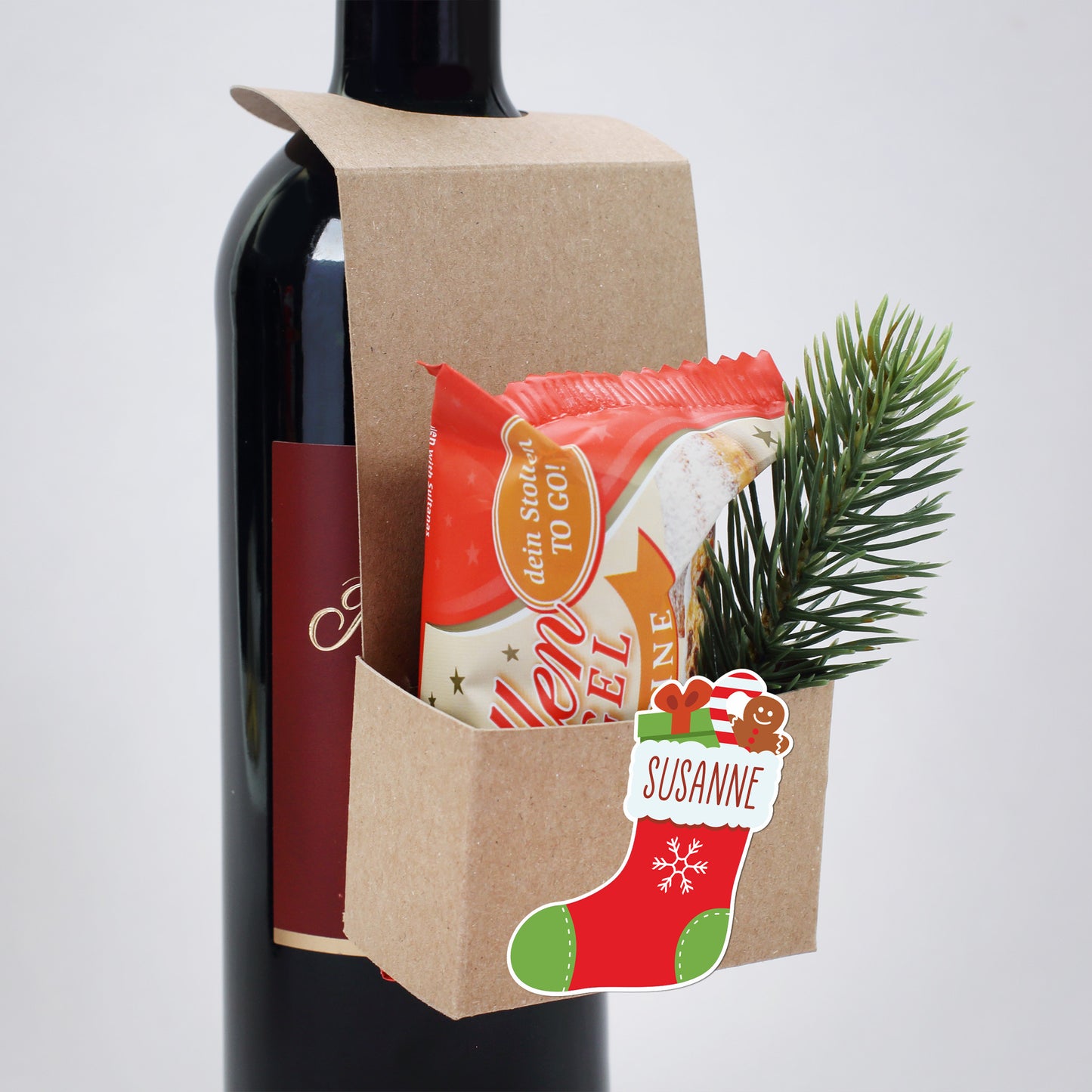 Flaschenanhänger "Stiefel" mit Wunschname und Stollen oder Schokoweihnachtsmann