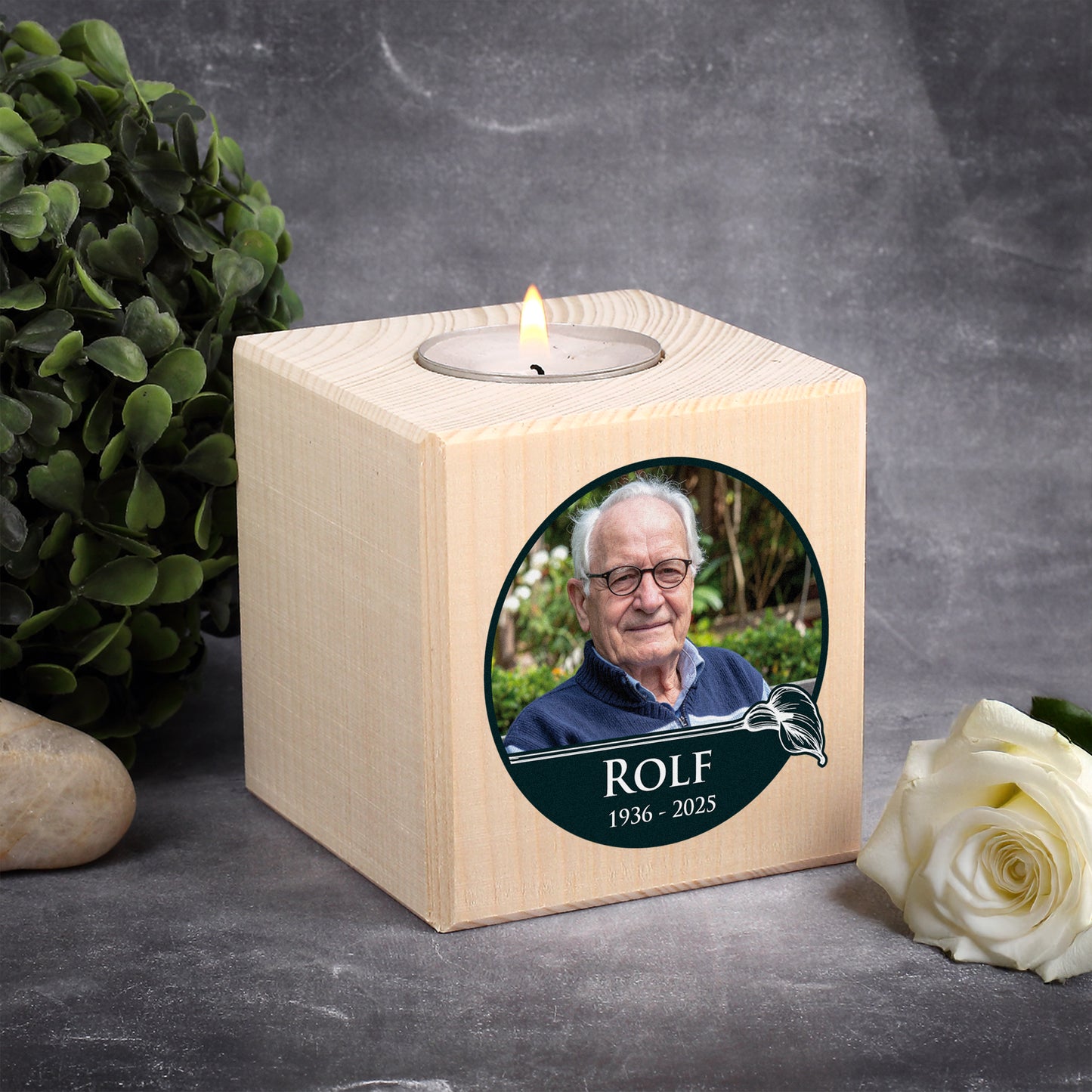 Gedenk-Teelichthalter aus Holz mit Foto, Name und Daten