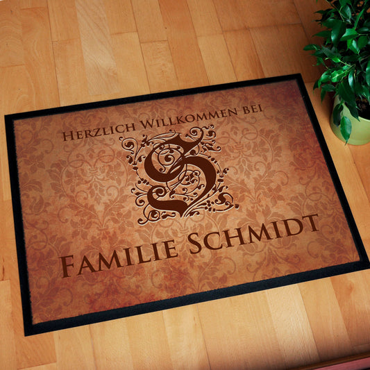 Fußmatte mit Monogramm und Ornamenten