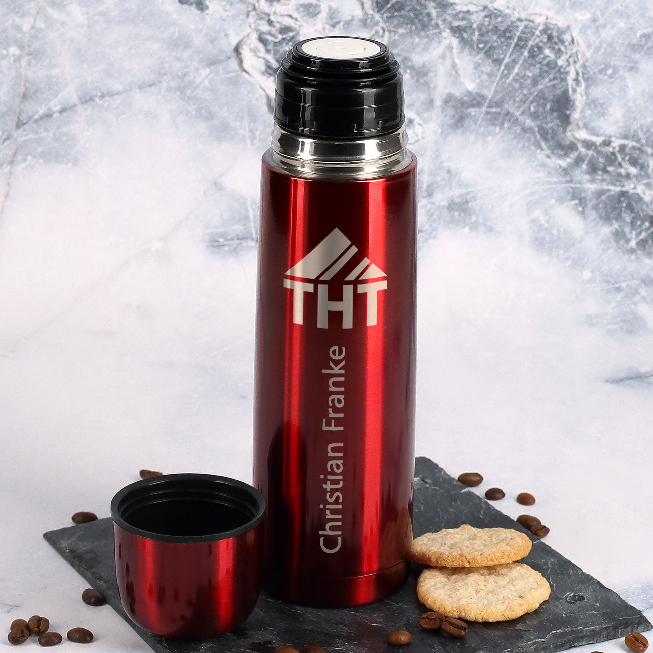 rote Thermosflasche mit Name und Firmenlogo