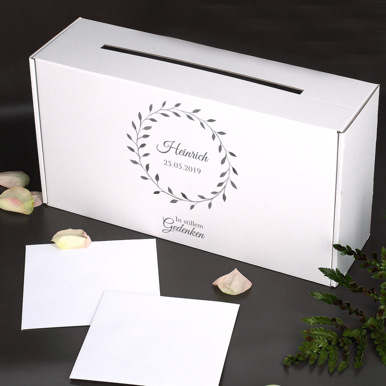 Schlichte Kondolenzbox mit Name und Datum