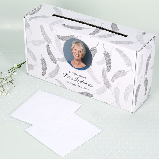 Kartenbox mit Foto und Name des Verstorbenen