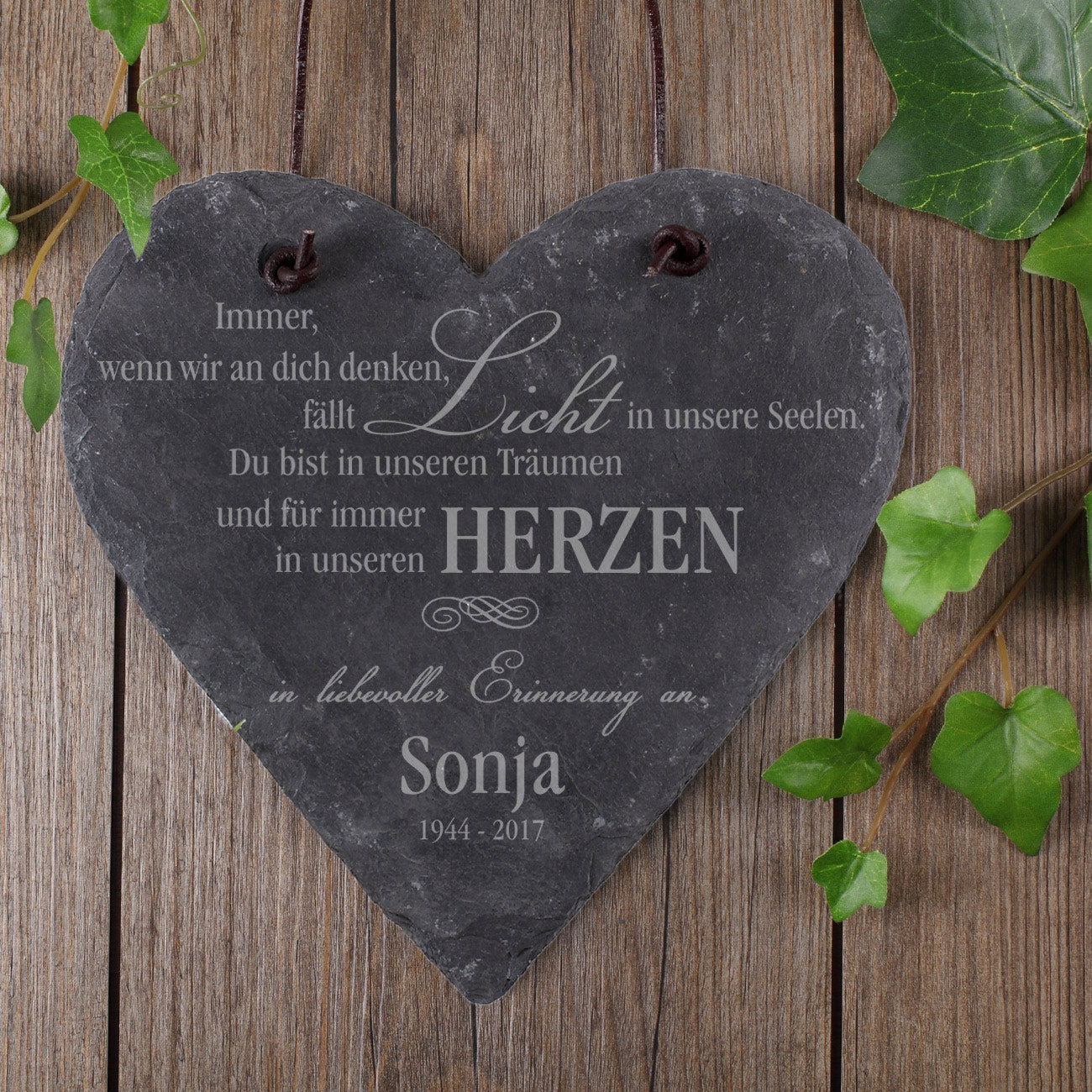 Graviertes Schieferherz als Gedenktafel mit Name und Datum