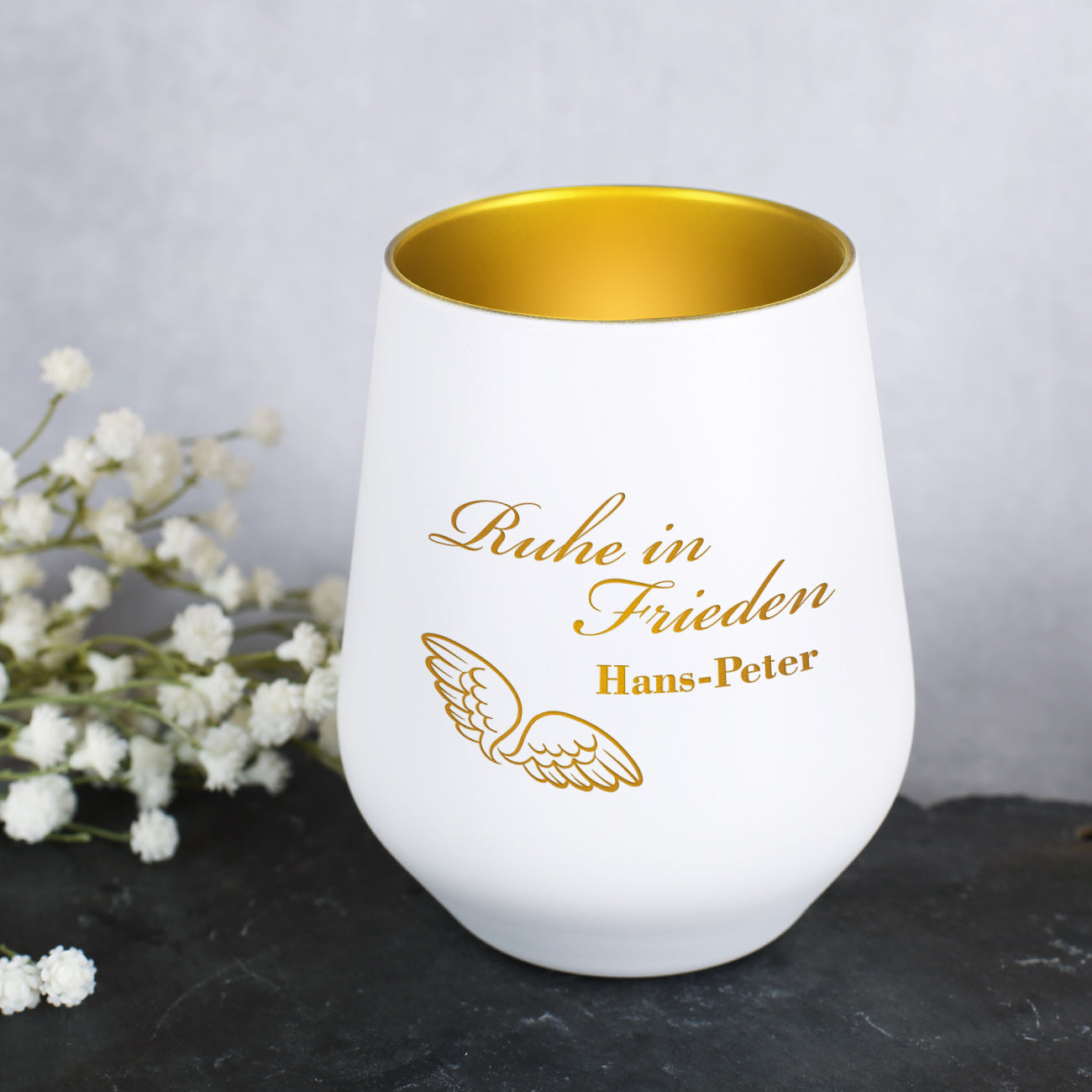 Weißes Windlicht "Ruhe in Frieden" mit Name und Engelsflügeln