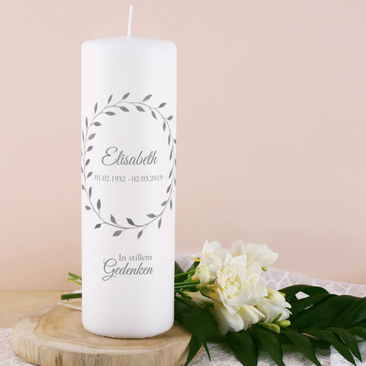 Trauerkerze mit schlichtem Blätterkranz und Name
