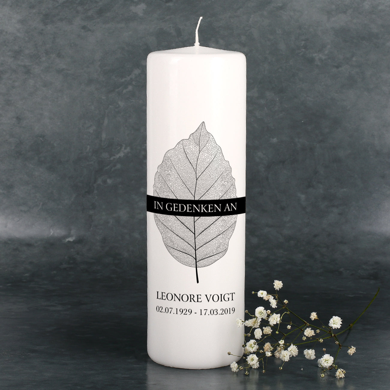 Personalisierte Trauerkerze mit Name und Lebensdaten "Blatt"