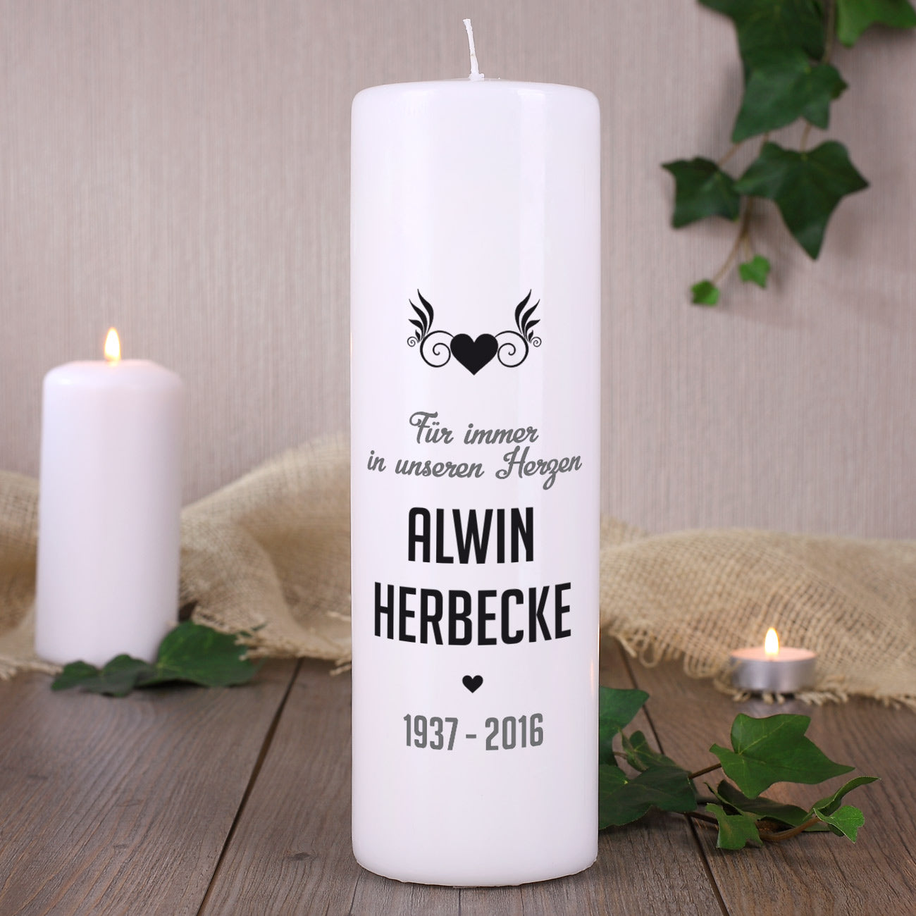 Gedenkkerze "im Herzen" mit Name und Jahreszahlen