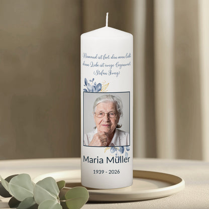 Trauerkerze mit Foto, Name und Datum -  Gedenkkerze mit Blumenmotiv