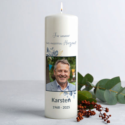 Trauerkerze mit Foto, Name und Datum -  Gedenkkerze mit Blumenmotiv