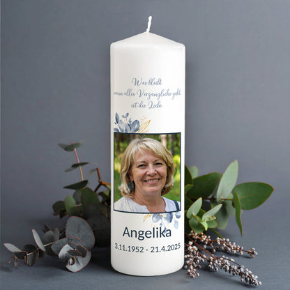 Trauerkerze mit Foto, Name und Datum -  Gedenkkerze mit Blumenmotiv